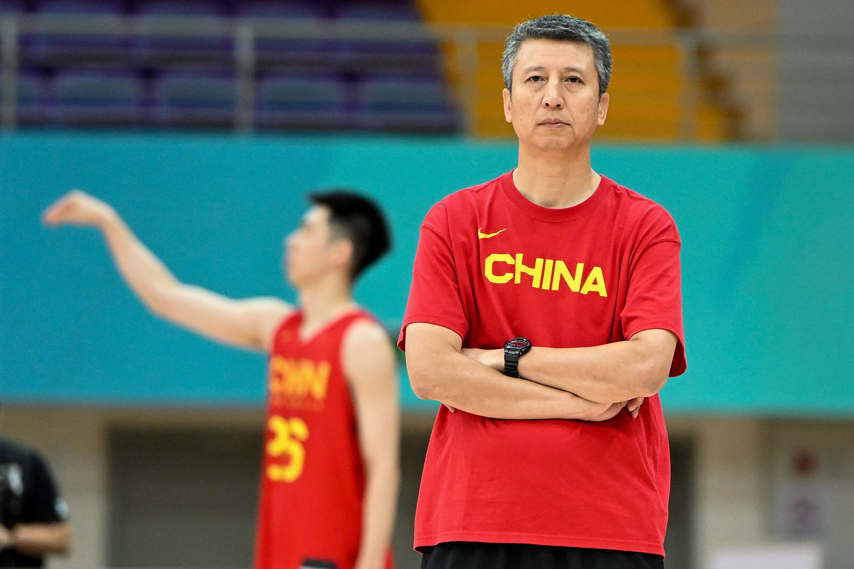 媒体人:中国男篮放弃高低位吧 真的没啥用 只能欺负比你瘦矮慢的