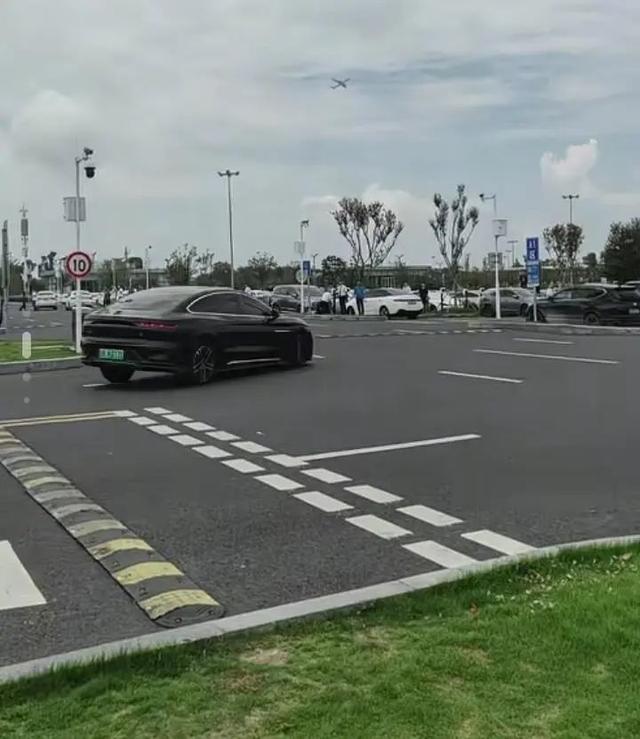 转圈的车辆(视频截图)