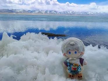 ▲白玛曲珍带玩偶打卡纳木措。去年以来，</p><p cms-style=