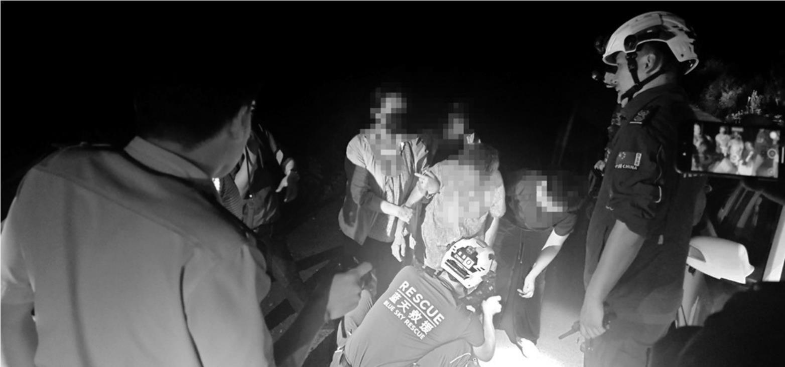 凌晨时分,救援人员锁定了失联老人的位置,将其安全护送下山。警方供图