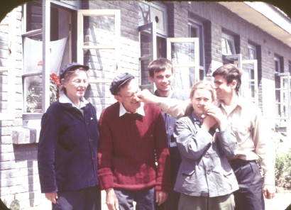 阳早、寒春夫妇在中国育有两儿一女：大儿子阳和平（右一）、女儿阳及平（右二）、儿子阳建平（右三）