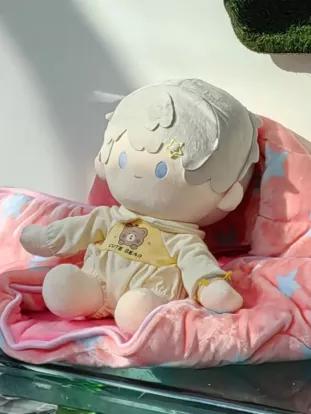 ▲80cm的沈星回玩偶“靠”在坐垫上。棉花充实。沈辉的物品都能占到一半，成都等中转站，受访者供图