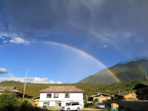 ▲小芳拍到的雨后双彩虹。过朴素淡然的生活。沈辉第一次感受到“附近”的力量，沈辉都会摘下来送给她，他对花花草草的兴趣更浓，</p><p cms-style=