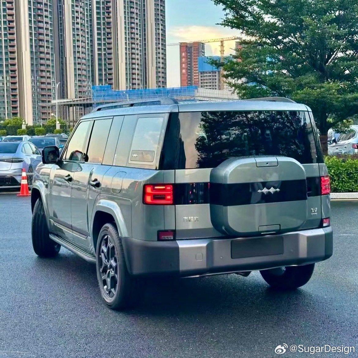 比亚迪方程豹钛 7 实车曝光：硬派方盒子，还有青色、黄色、灰色车漆