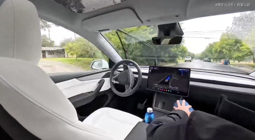 特斯拉 Robotaxi 实测体验：基于 Model Y 车型，保留方向盘，前排配备安全员 | 图片来源：X