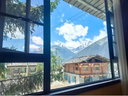 ▲小芳与当地村民交谈。对这片雪域高原和接下来在西藏的生活充满期待。学会与自己和解。受访者供图<p cms-style=