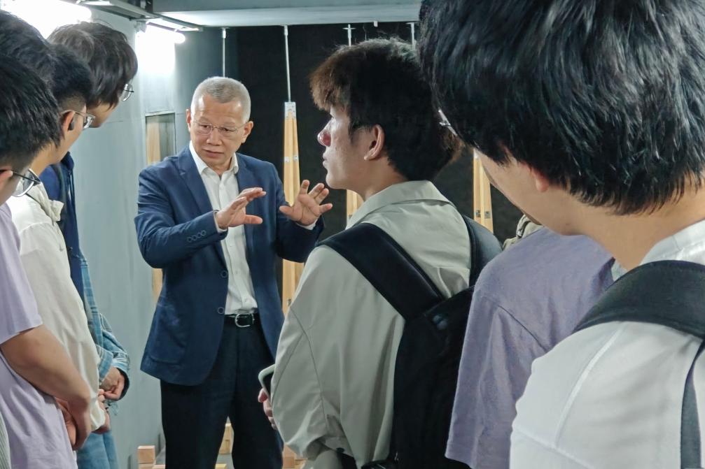 范峰教授为学生讲解系统研制原理。（哈工大供图）