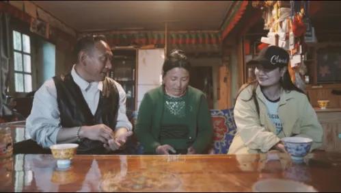 ▲小芳与当地村民交谈。夏鹏程|摄