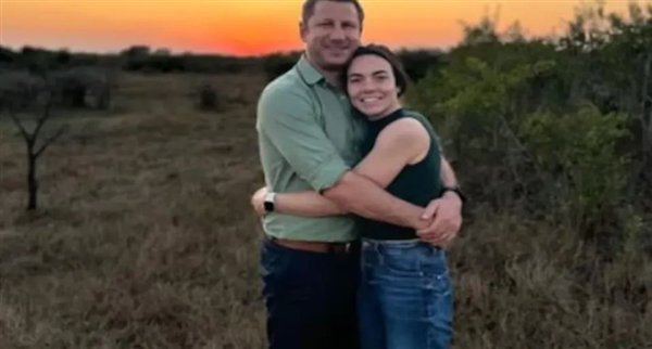 △ 康拉迪和他的妻子