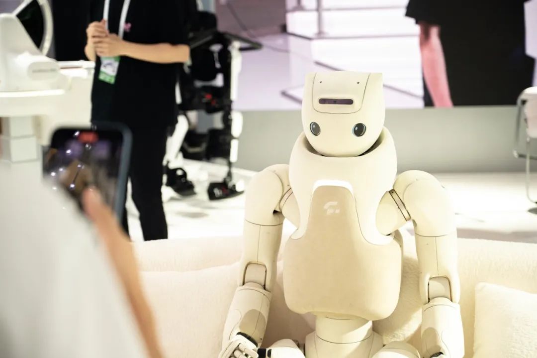 傅利叶人形机器人 GR-3 首秀：主打交互陪伴，柔肤软包覆材设计