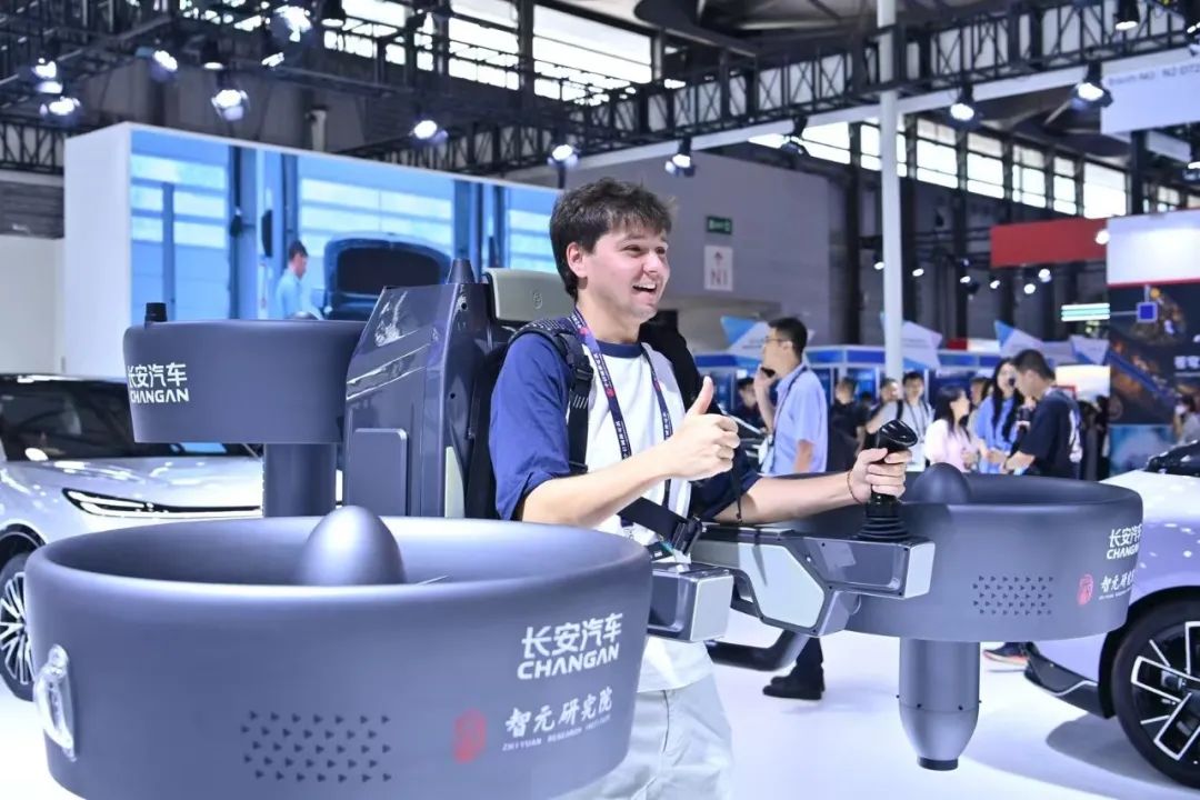 人背着无人机飞：全球首款三涵道穿戴式载人飞行器国内亮相