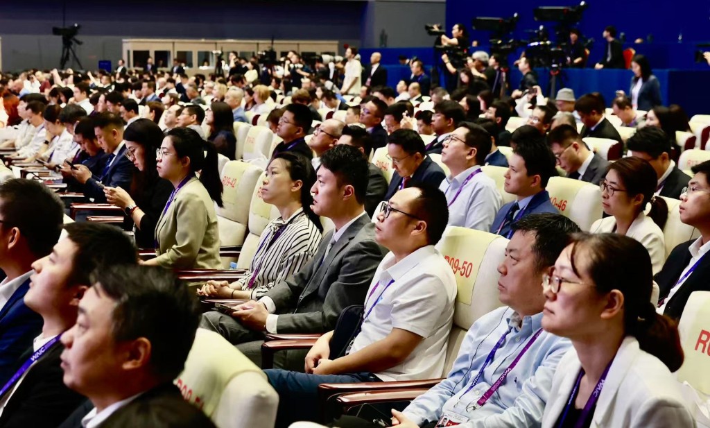 　　参会人员在现场聆听各方代表与嘉宾的发言。澎湃新闻记者赵昀图