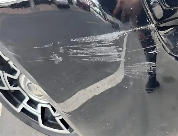 大爷不慎刮花劳斯莱斯 车主：只让他给