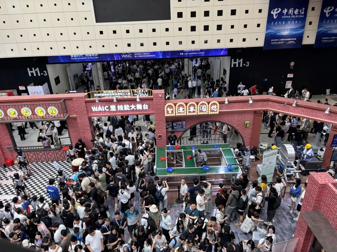 展会现场人头攒动，非常热闹。 本报记者 郑萃颖/摄