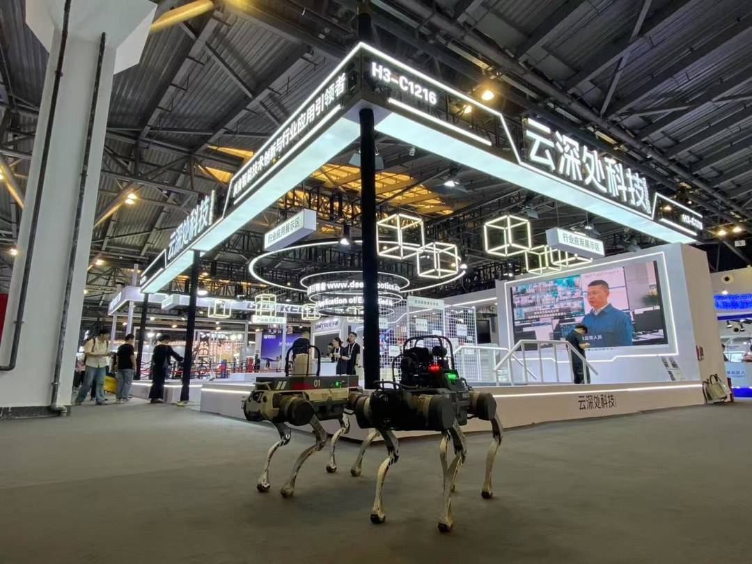 行业级四足机器人亮相WAIC 真实还原电力巡检场景丨新经济观察
