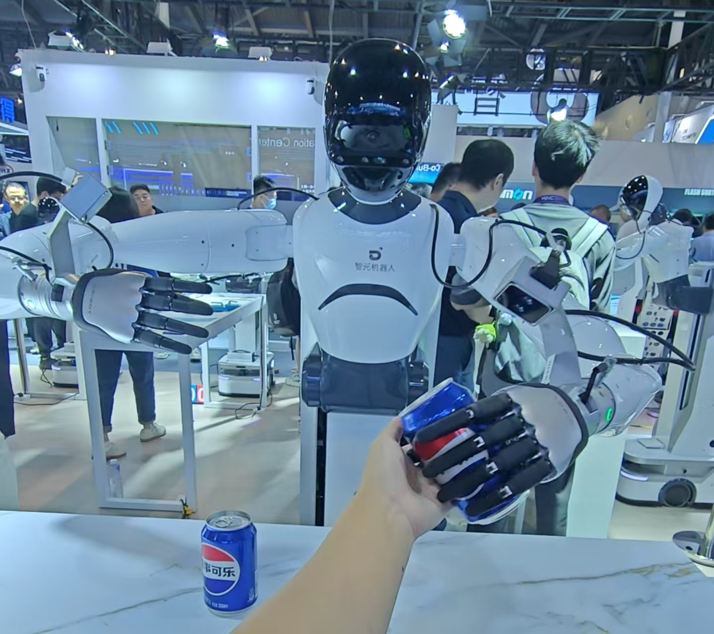 （图：智元机器人在展示 时代财经摄）