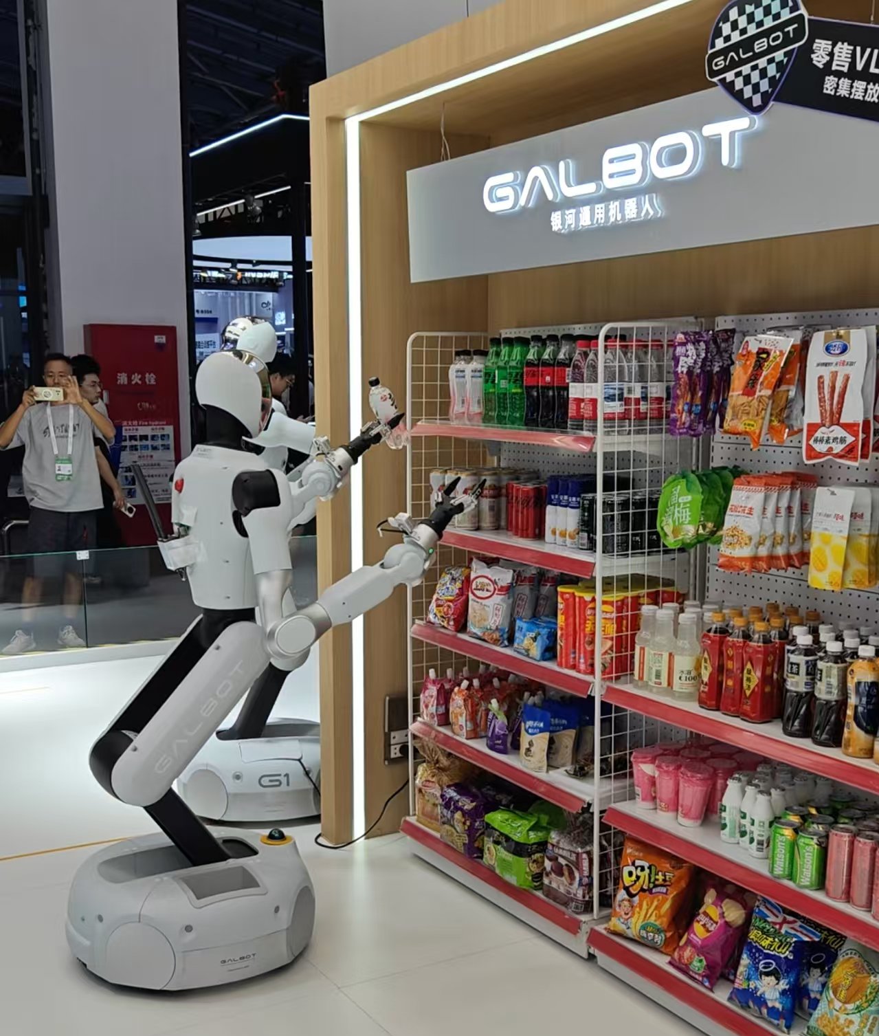 （图：银河通用Galbot机器人正在展示 时代财经摄）