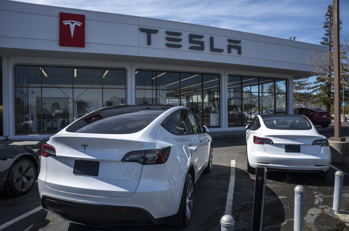 特斯拉股价逆势暴跌超20%，马斯克“画大饼”没人信了？