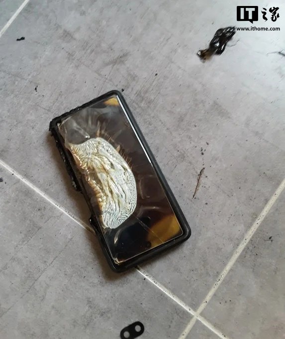 Pixel 6a 手机起火引燃床单，致用户吸入浓烟