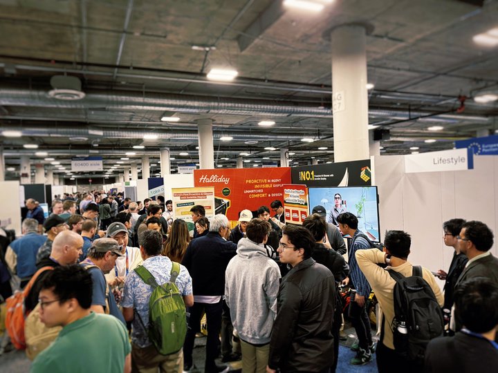 让老外疯狂的 AI 眼镜国行版来了：全球唯一支持处方镜片，不能拍照却是个「外挂」