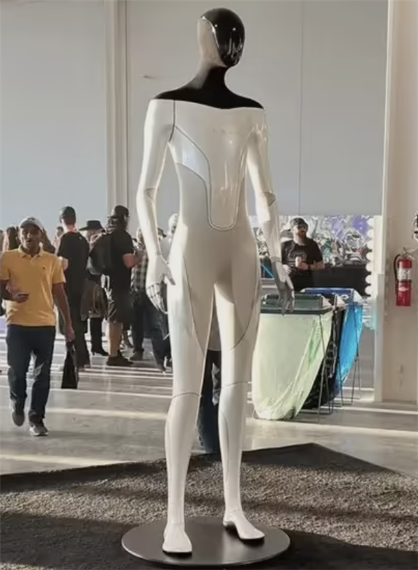 特斯拉机器人V3量产版亮相！马斯克透露：非常精致