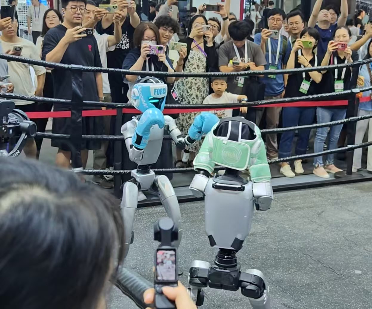 （图：宇树机器人在格斗 时代财经摄）