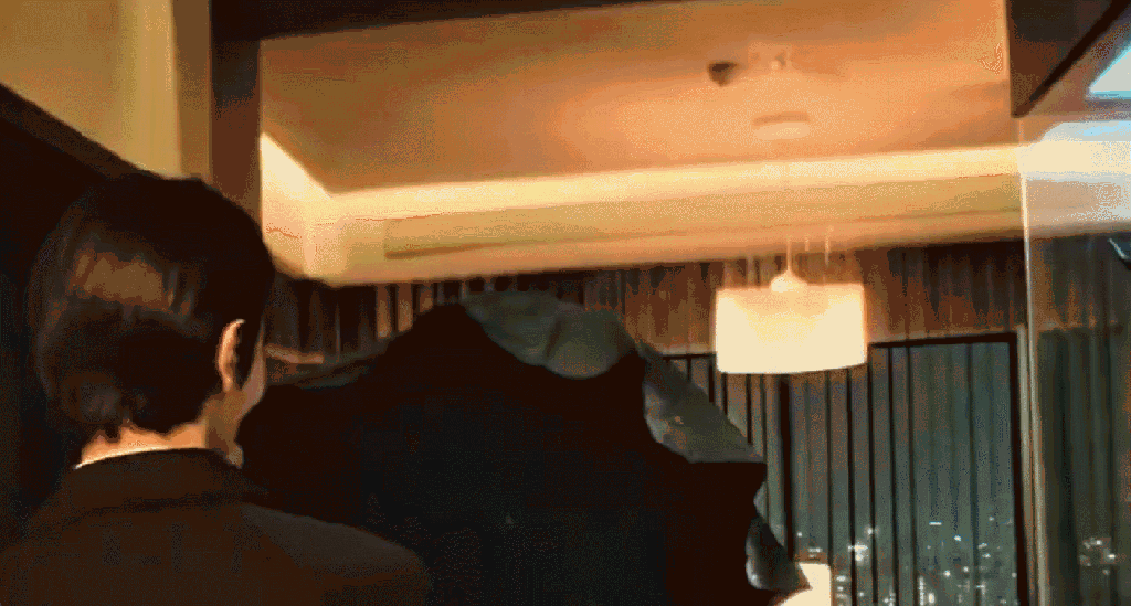 《失笑》男主梁代文（林一 饰）优雅打开直柄伞｜图源：《失笑》截图