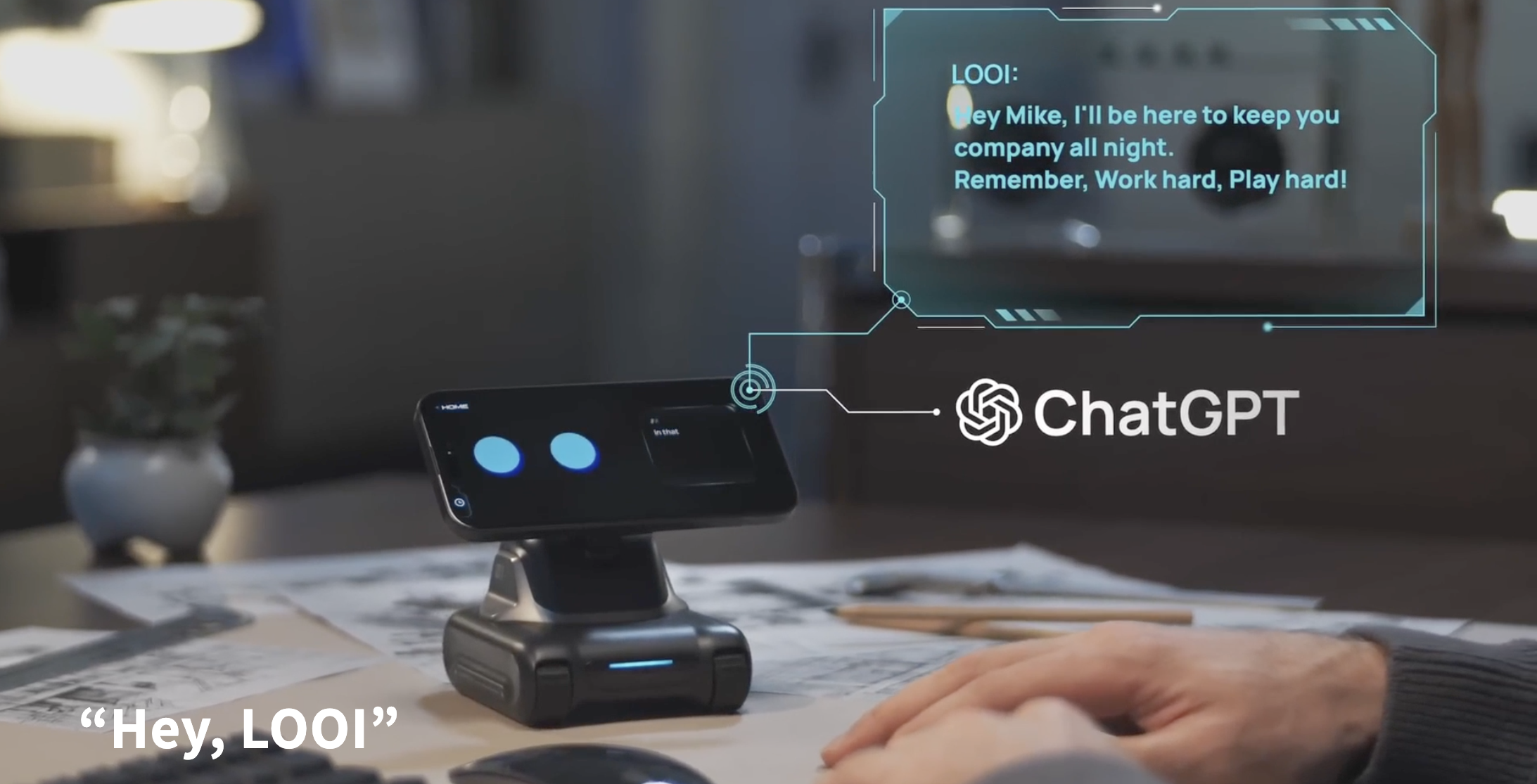 Looi ，店员说这款是桌子上摆着的所有桌面AI机器人里功能相对更齐全的一个｜图片来源：looi