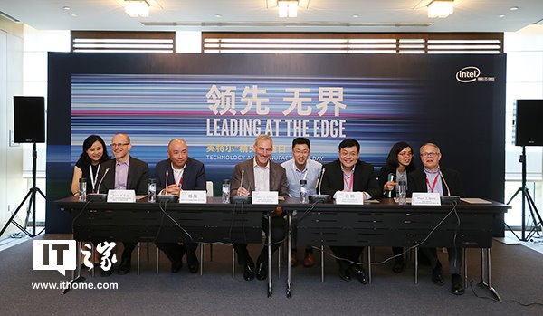 ▲ 2017 年时IT之家采访英特尔高层团队照片，左三为杨旭