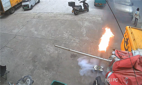 锂电池烧起来有多猛！监控拍下全过程：如同近防炮剧烈开火