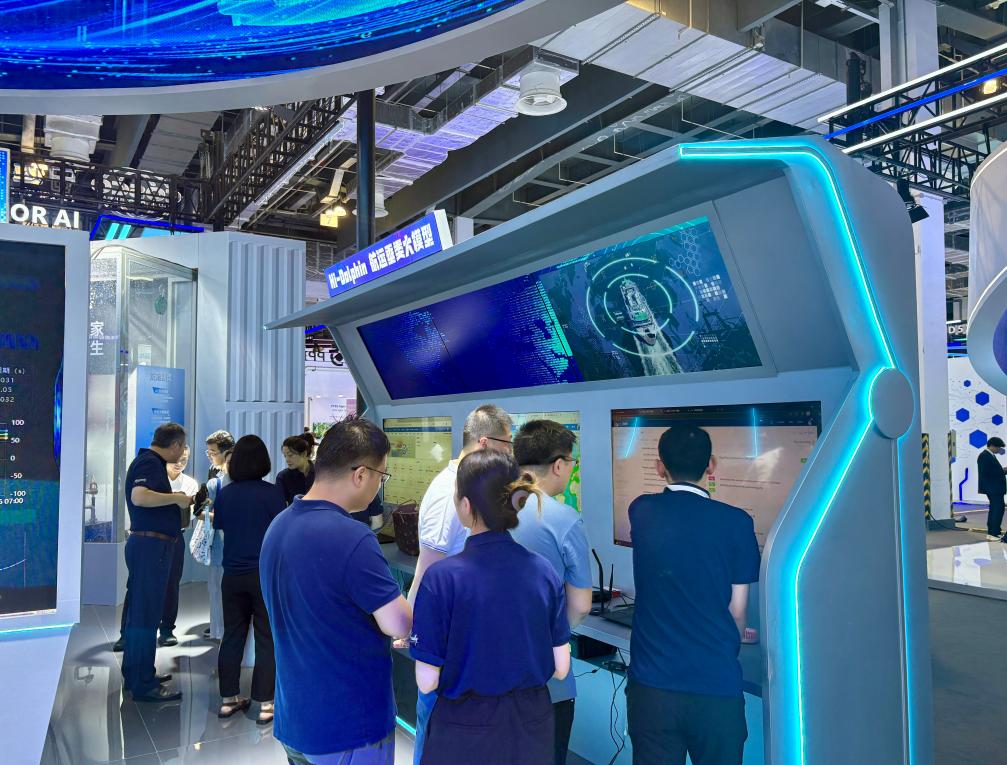 中远海运展示的航运垂类大模型“Hi-Dolphin”。新华社记者 王辰阳 摄