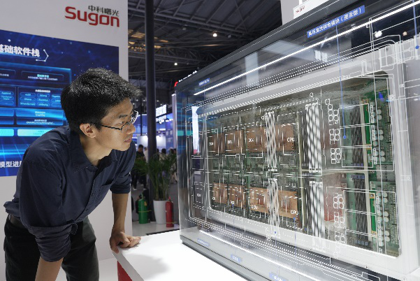 汇丰晋信基金基金经理陈平在展台参观 本报记者 摄