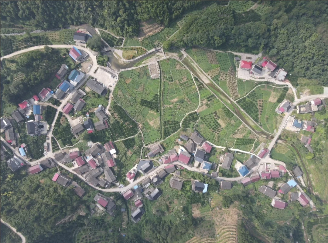 双烟村鸟瞰图。记者 周翼 摄