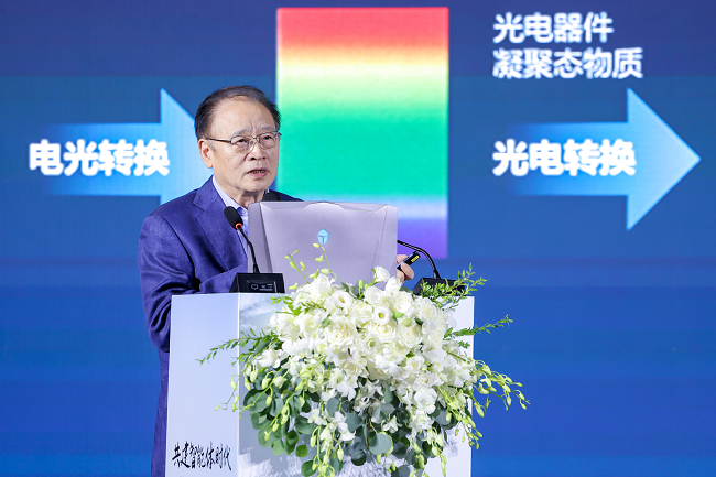 中国科学院院士，中国科学院上海技术物理研究所研究员，复旦大学光电研究院院长褚君浩