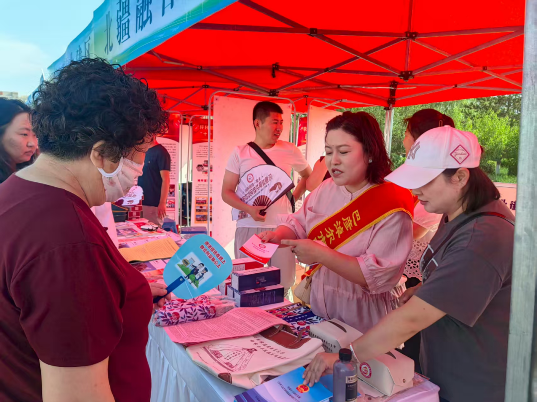 市工商联积极参加"三下乡"活动