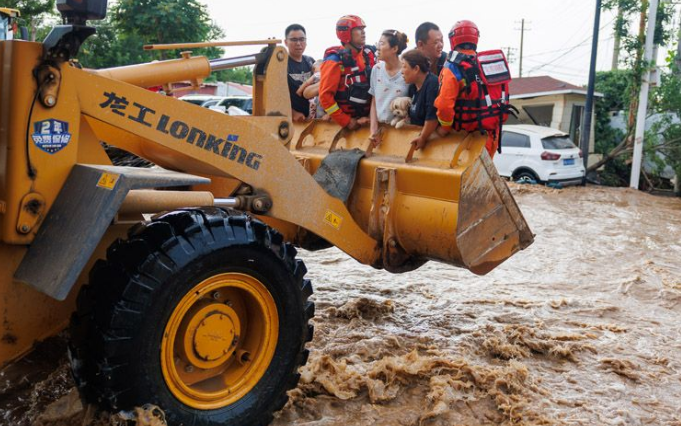 暴雨红色预警拉响，防汛没有局外人 | 新京报快评