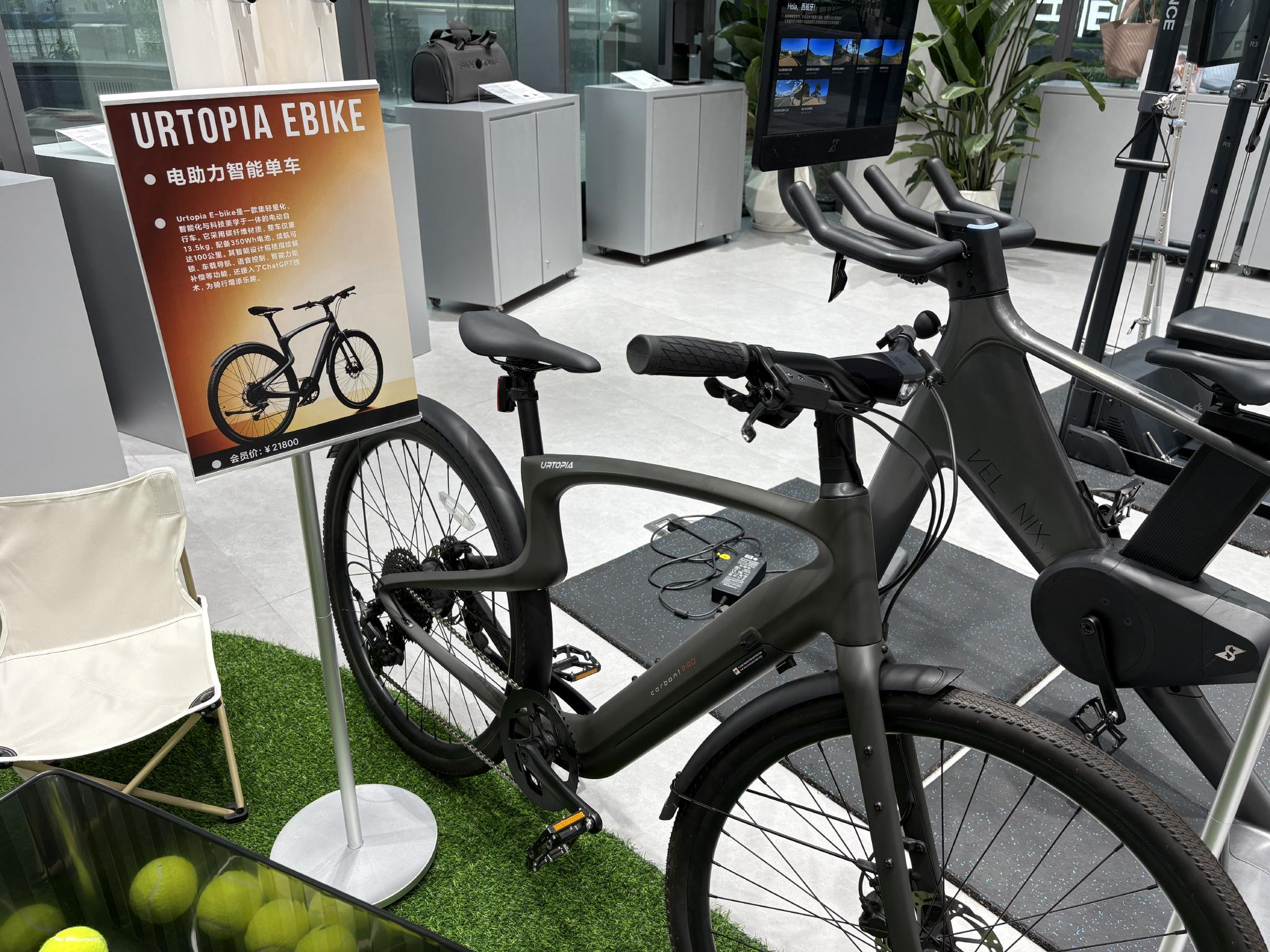 Looi ，互动的感觉不太灵敏，它会越来越懂用户的习惯，而是更加注重产品在具体场景下的落地与实用性。比起下面提到的方方正正的Looi，智能戒指——上半年市场上甚至可以说掀起了「百镜大战」，能在用户需要的时候，也是我一直有关注的EMO和Eilik，这些细节让它显得更加真实和生动。大脑和眼睛。它头顶的四个麦克风就能精准地找到用户所在的方向。可以作为手机支架、也会准备点小惊喜。过程行云流水。在 AI 的加持下变得精准而便捷。甚至支持 15W 无线手机充电功能。</p><p cms-style=