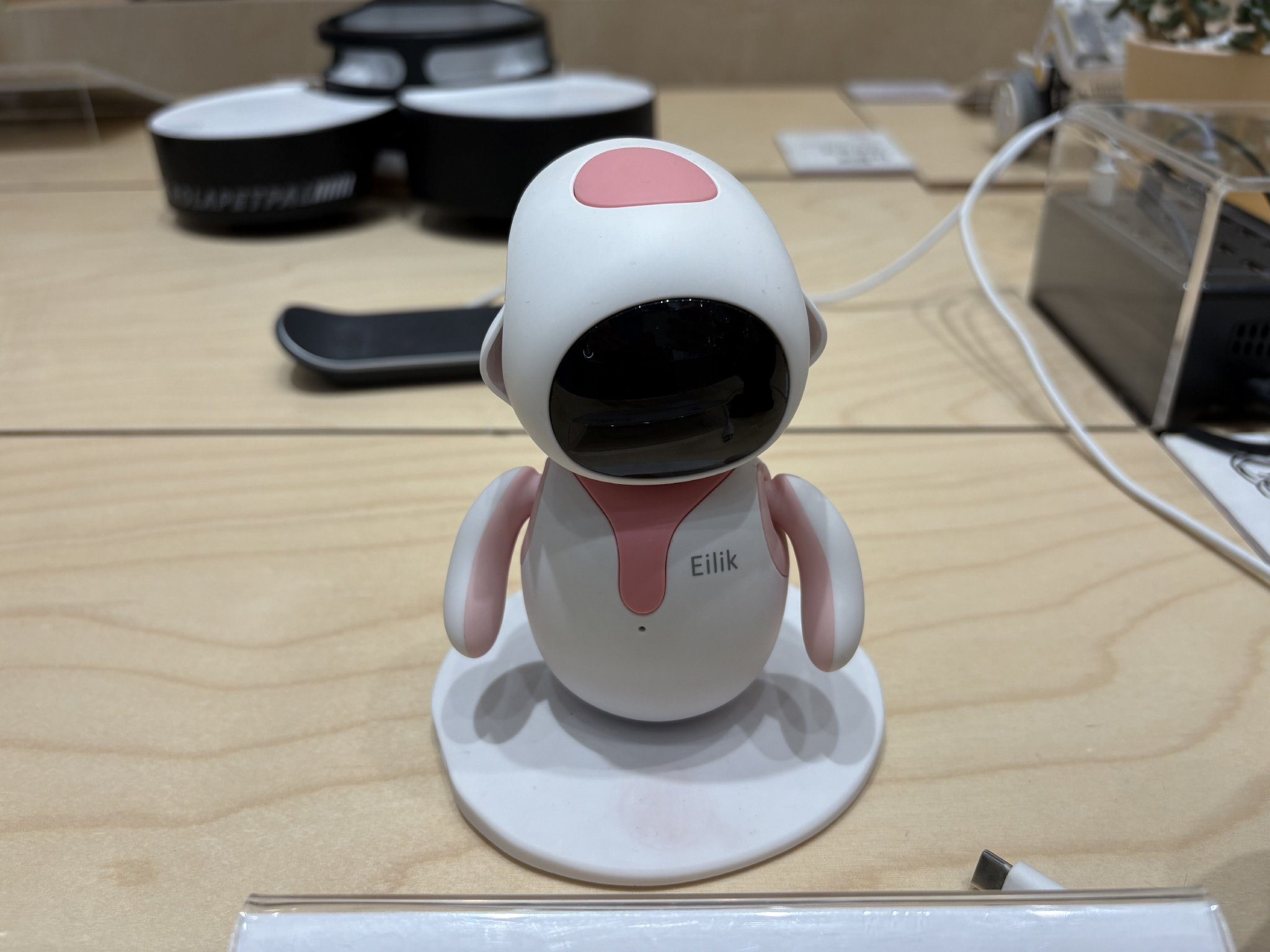 桌面机器人eilik｜图片来源：极客公园