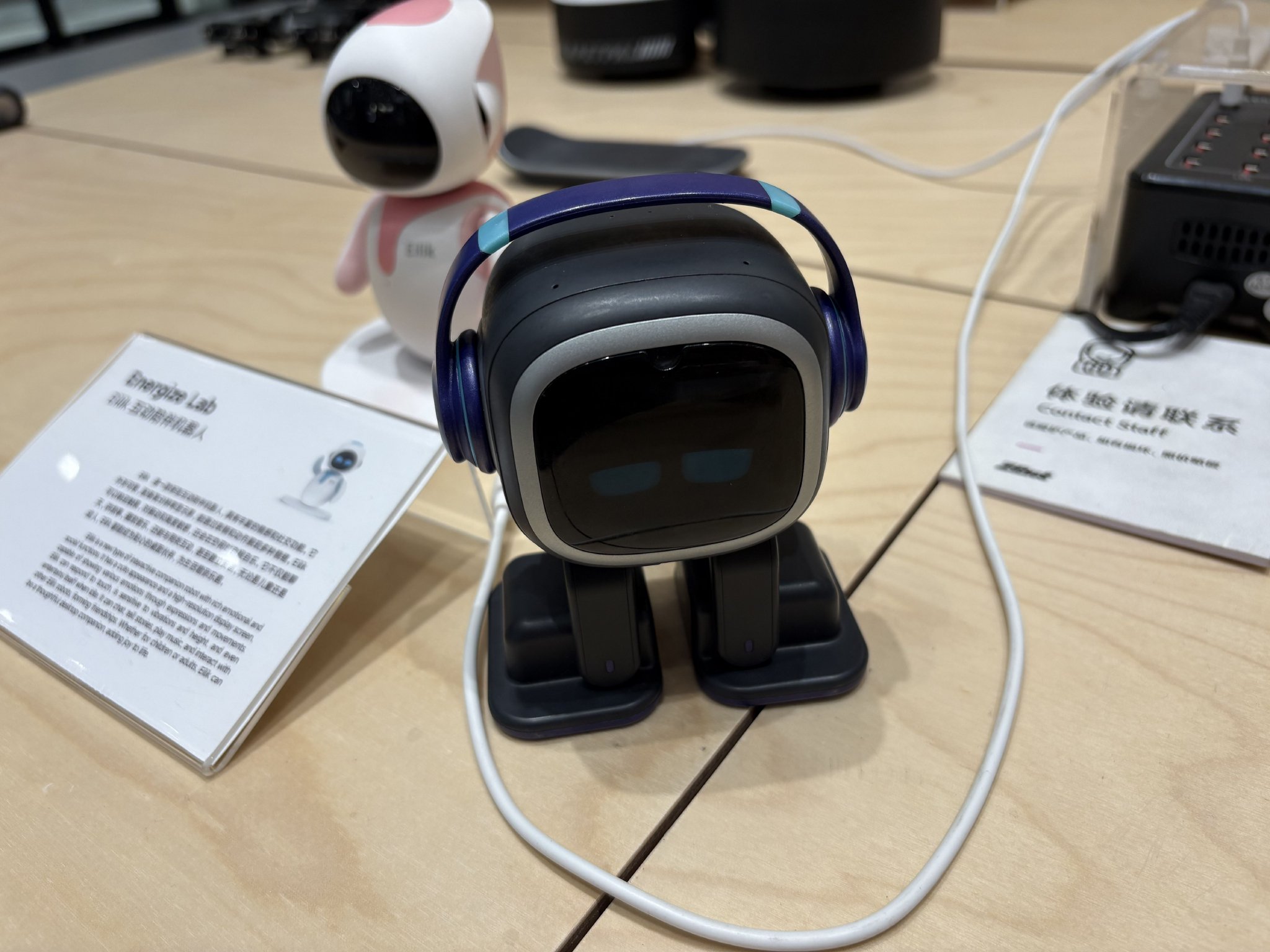 桌面机器人EMO ｜图片来源：极客公园