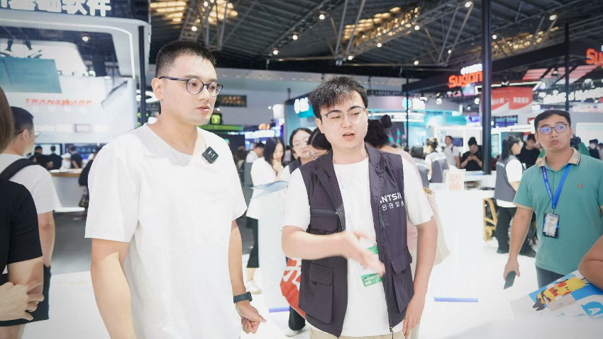 财通基金基金经理张胤在认真聆听企业工作人员讲解 本报记者 摄