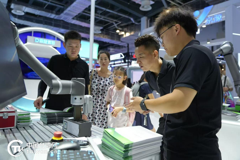 观众现场互动体验（中国台湾网记者 闫珅 摄）