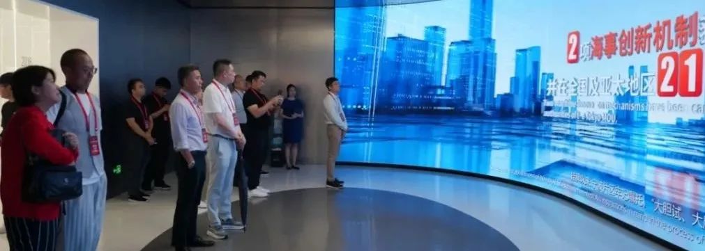 ▲香港嘉宾“走读”宁波，在开放前沿感受发展脉动