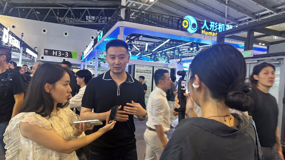 中欧基金基金经理宋巍巍在WAIC现场接受采访 本报记者 摄