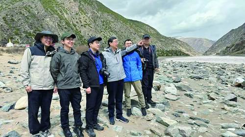 科研人员在科考中留影。研究团队供图