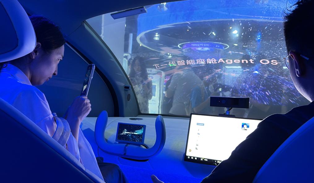 观众在体验下一代智能座舱Agent OS。新华社记者 王辰阳 摄