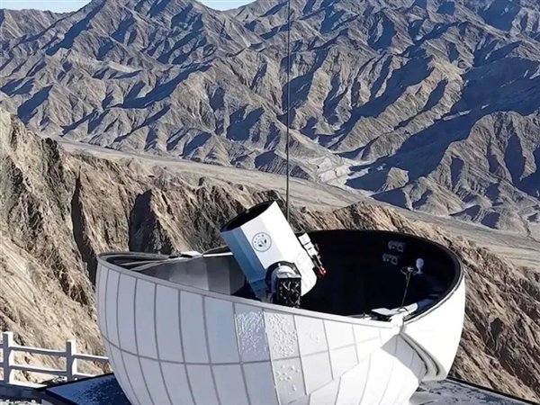 坐落于海西州冷湖镇赛什腾山的中山大学 80 厘米红外望远镜。图片来源：广州科协