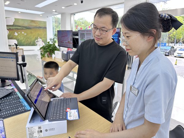 打破传统柜台式服务，与客户距离更近