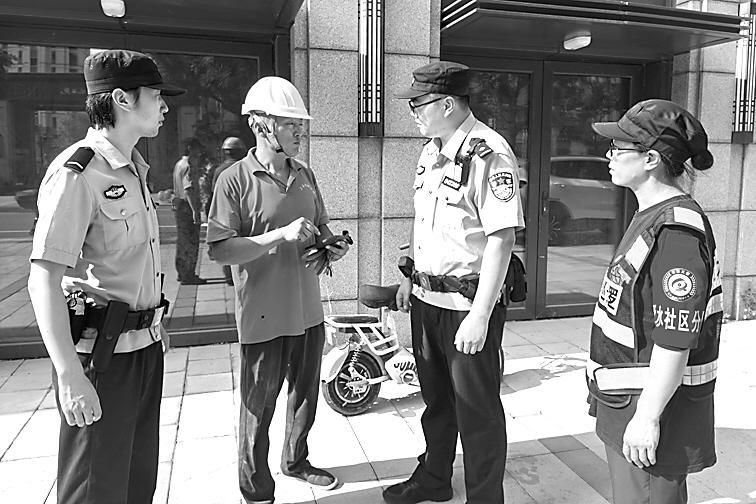 图为龙泉义警配合容城县公安局龙泉河派出所民警向群众提供帮助。