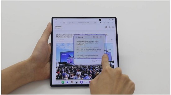 三星Galaxy Z Fold7支持以弹窗或分屏视图显示AI生成的答案,确保多任务操作流畅无间断。例如,用户只需长按侧键,唤醒Bixby,便能够实现屏幕内容或摄像头画面的实时共享分析。AI会以弹窗或分屏视图为用户呈现所查信息,让多任务处理始终顺畅无阻。舒适的手感,为用户带来了无负担的随行体验。