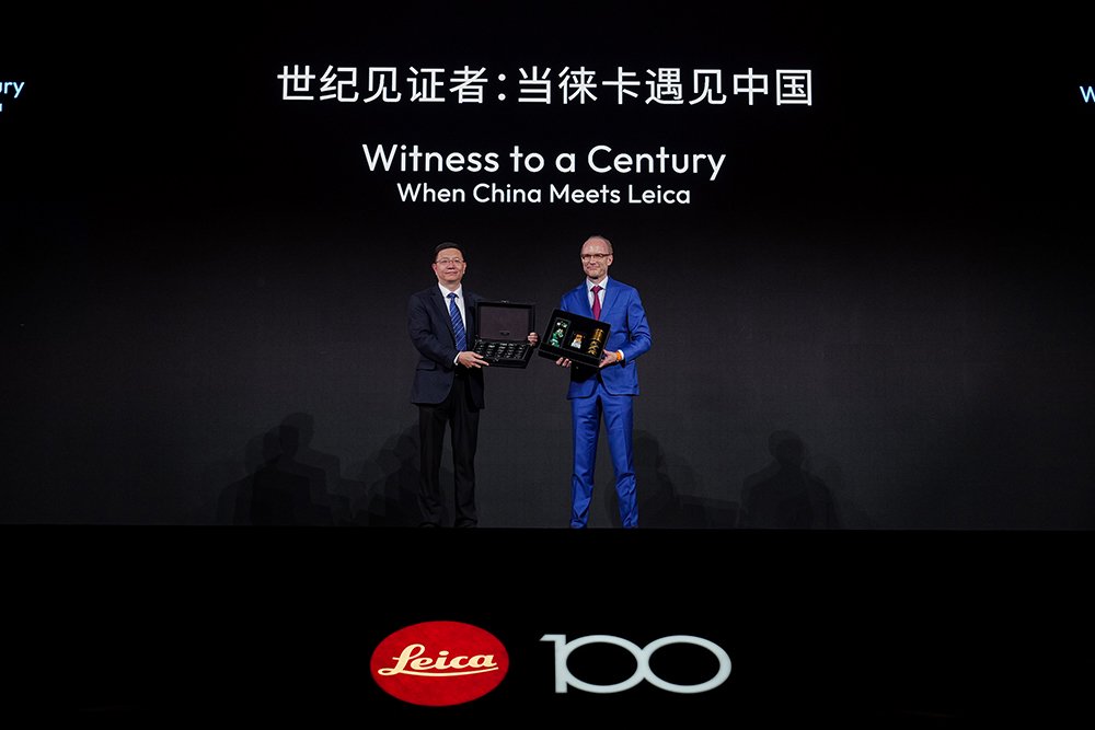 从左至右：上海邮政博物馆代表徐镔、徕卡相机大中华区董事总经理Siegmund Dukek
